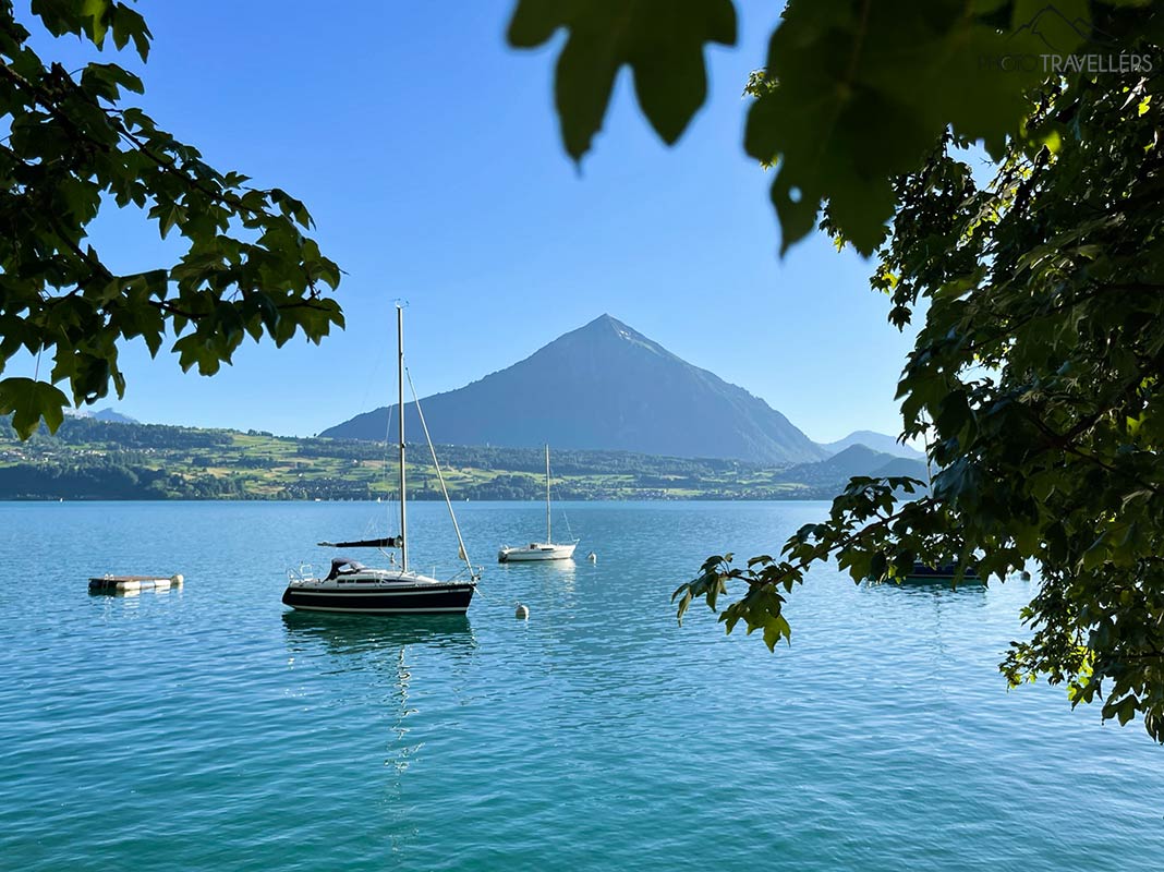 Blick vom Ufer auf den Thunersee