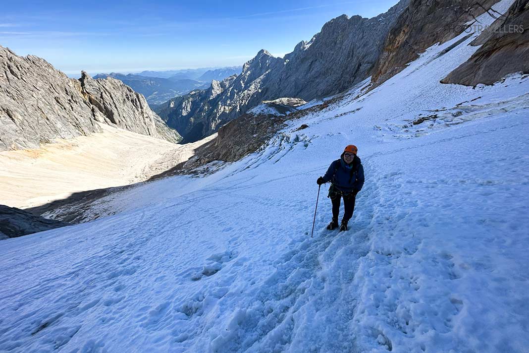Reisebloggerin Biggi Bauer mit Steigeisen und Helm auf dem Höllentalferner