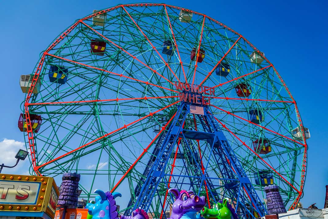 Das Riesenrad Wonder Wheel im Luna Park auf Coney Island