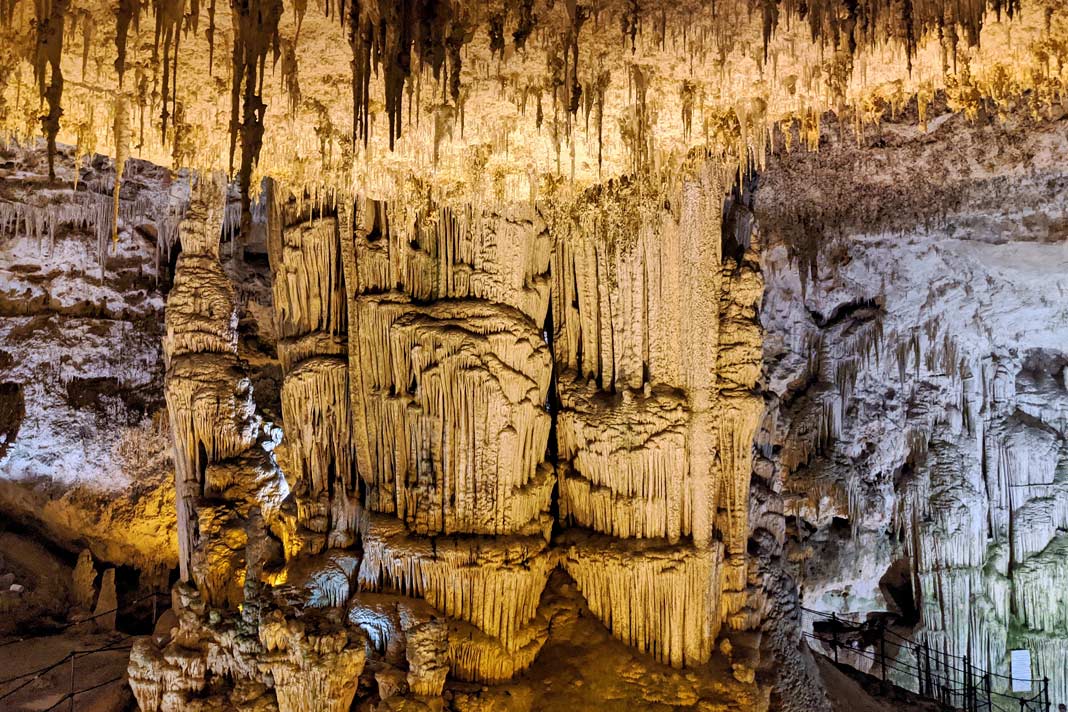 Ein riesiger Stalaktit in der Grotta di Nettuno bei Alghero auf Sizilien