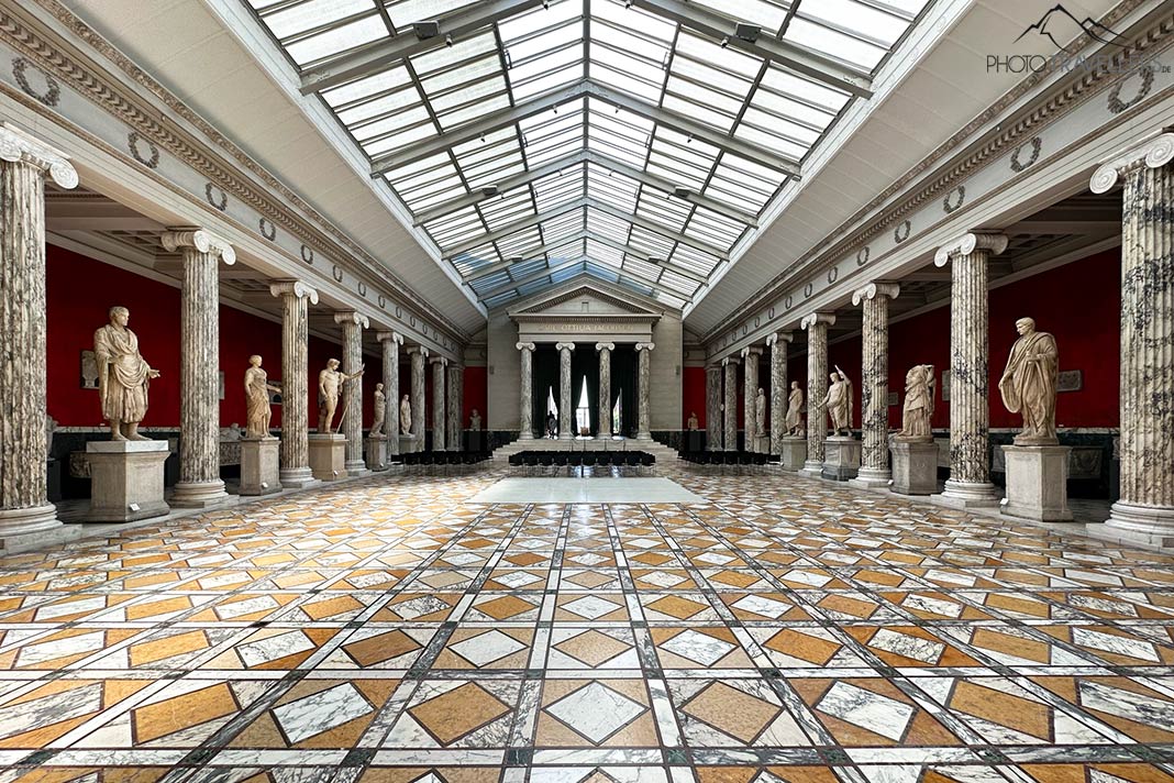 Ein Saal mit Statuen in der Ny Carlsberg Glyptotek in Kopenhagen