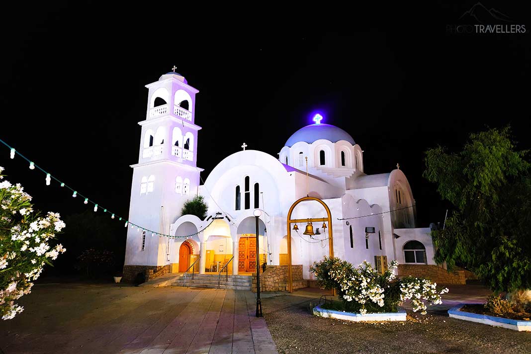 Die hell beleuchtete Kirche von Skala mit ihrer blauen Kuppel strahlt im Nachthimmel