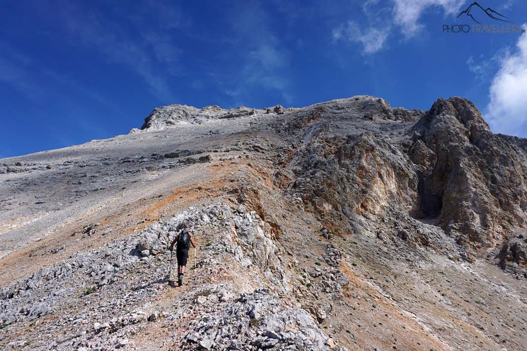 Mein Bergkumpel Maik, der in der Felslandschaft steil in Richtung Hochwanner wandert