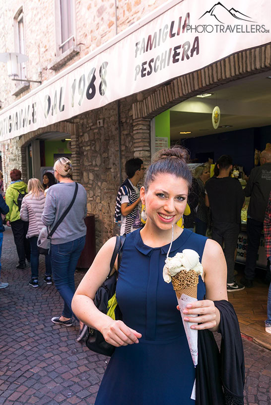 Biggi genießt eine Kugel Eis in Sirmione