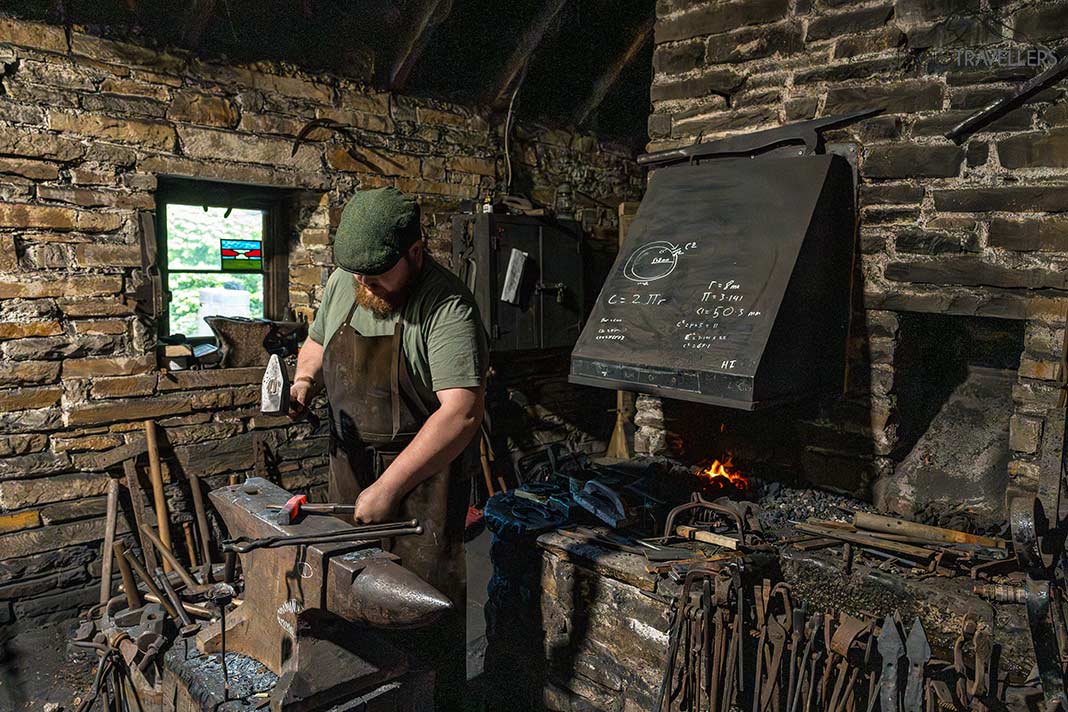 Ein Schmied im Bunratty Folk Park, Irland