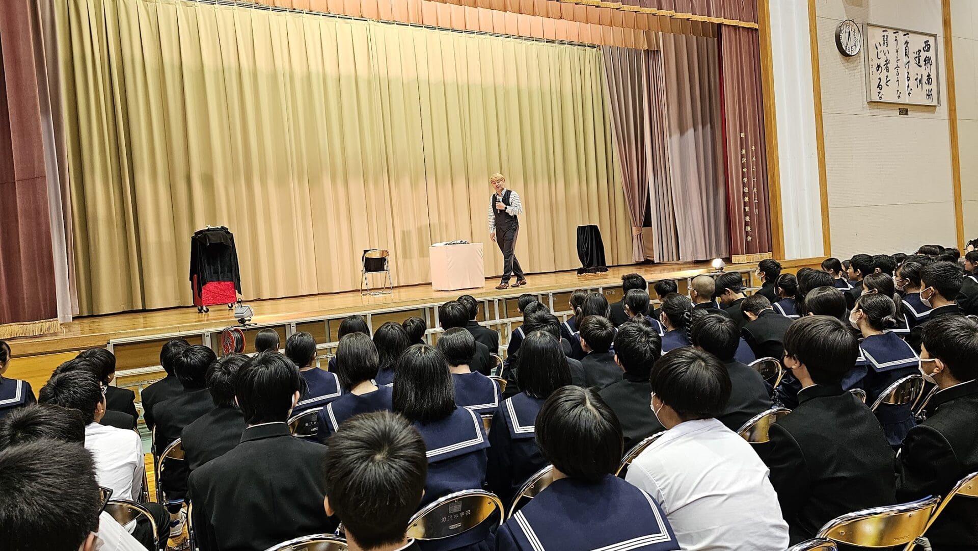 学校公演・芸術鑑賞会でマジックショー: 子供たちに伝えるメッセージ 1 中学校文化祭でマジックショーを公演するマジシャン「コンプレッサー」