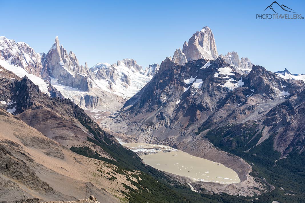 Der Blick vom Gipfel Loma Del Pliegue Tumbado auf die Laguna Torre mit Fitz Roy und Cerro Torre
