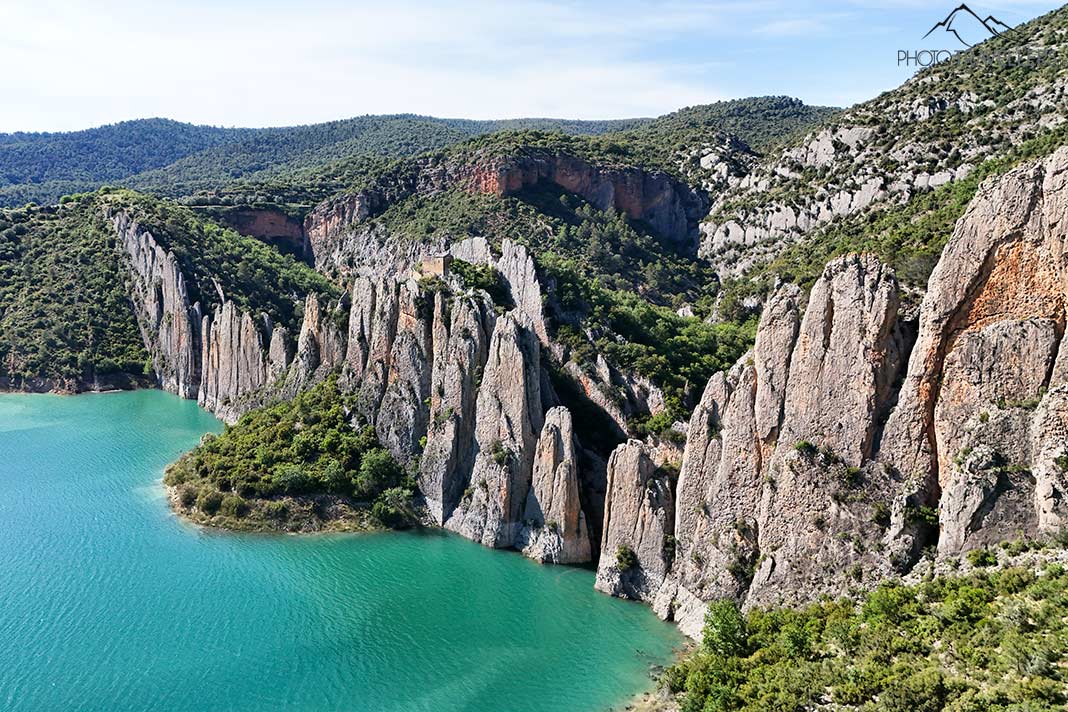 Die Felswand Muralla de Finestres in Aragonien