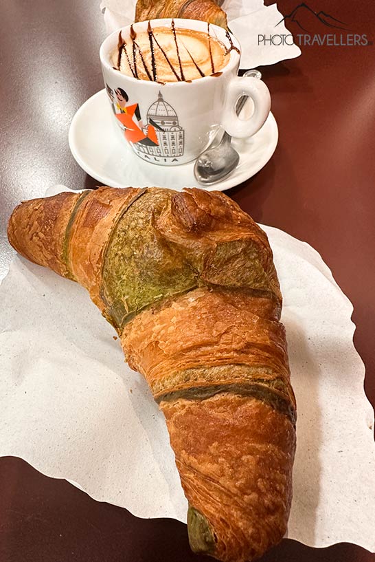 Ein Cornetto und ein Kaffee in Dante's Bar Caffè in Rom