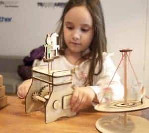 Campania de Crowdfunding Eematico Toys fetita joaca Campania de Crowdfunding Eematico Toys fetita joaca