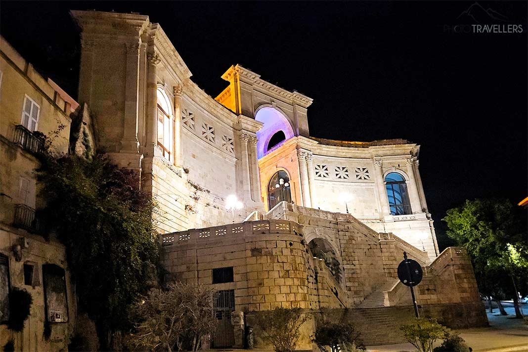 Der dreiteilige Baukörper der Bastion Saint Remy erstrahlt nachts im Scheinwerferlicht