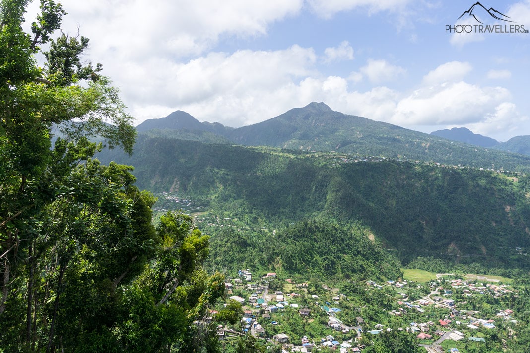 Der Blick über eine kleine Ortschaft auf Dominica