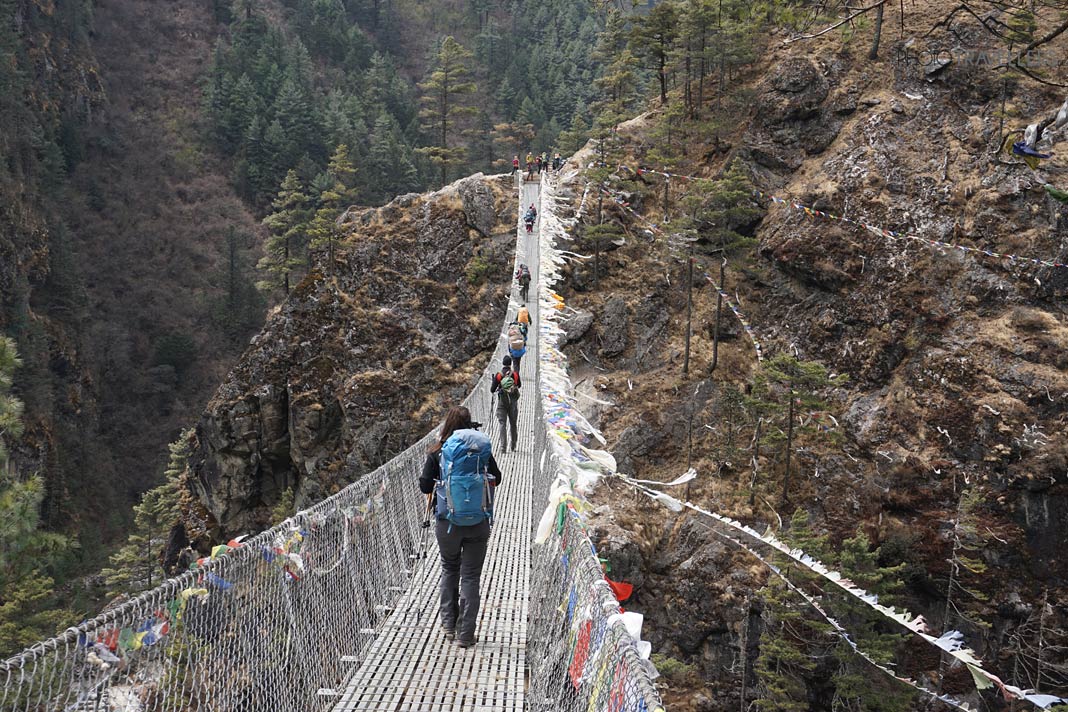 Reisebloggerin Biggi Bauer und andere Wanderer auf der Edmund-Hillary-Bridge in Nepal