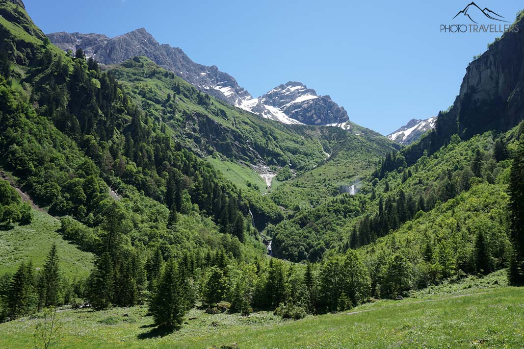 Der Blick auf den weit entfernten Stuibenfall, der die Felshänge in die Tiefe stürzt