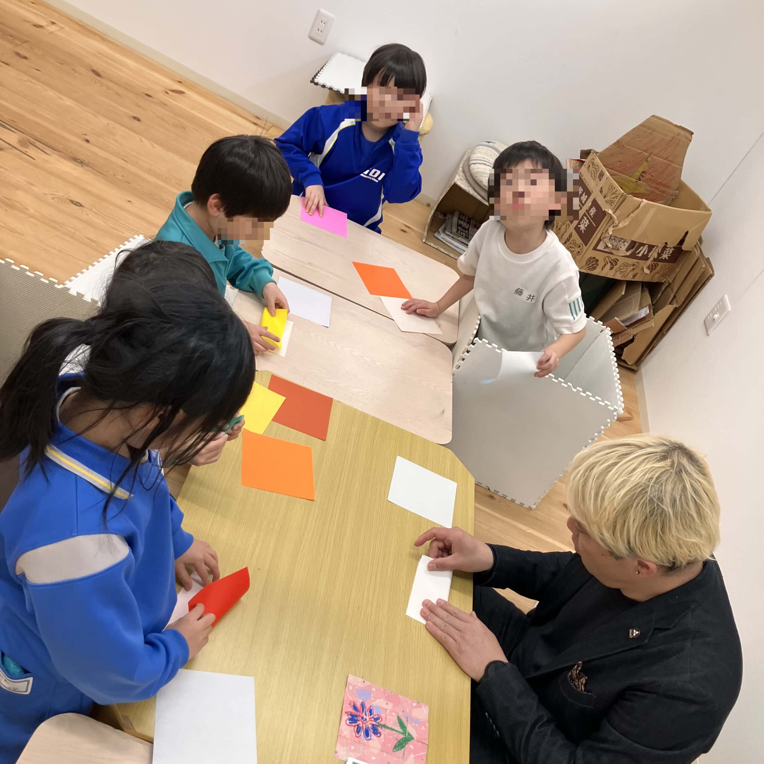 学童保育でマジックショー!折り紙マジックに40分かけて挑戦した子どもたち 5 色とりどりの折り紙を配り、折り紙マジック制作がスタート