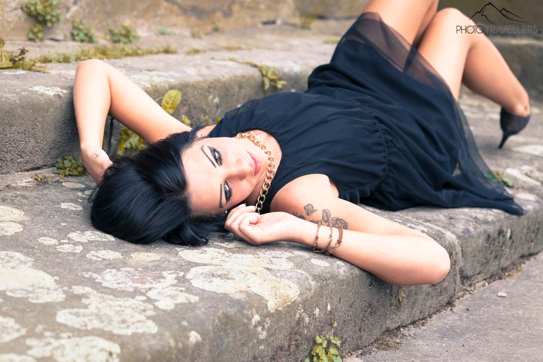 Modell Chantal im schwarzen Kleidchen