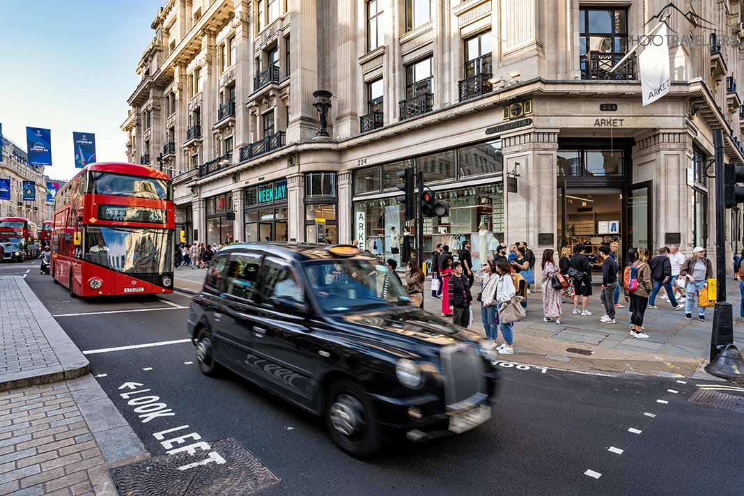 Schwarzes Taxi und roter Doppeldecker-Bus in der Regent Street, London