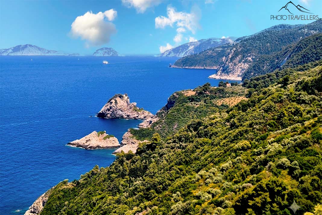 Bewaldete Steilhänge und blaues Meer an der Westküste von Skopelos