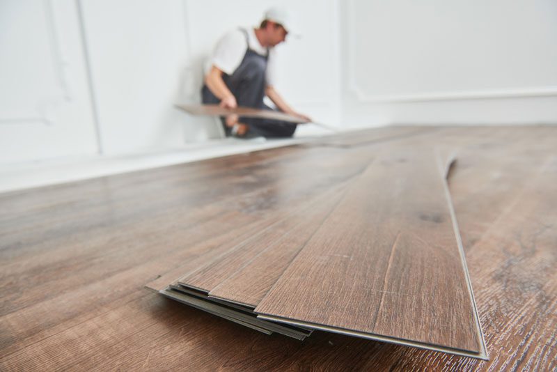 Vinyl ist dünner und flexibler als Laminat oder Parkett