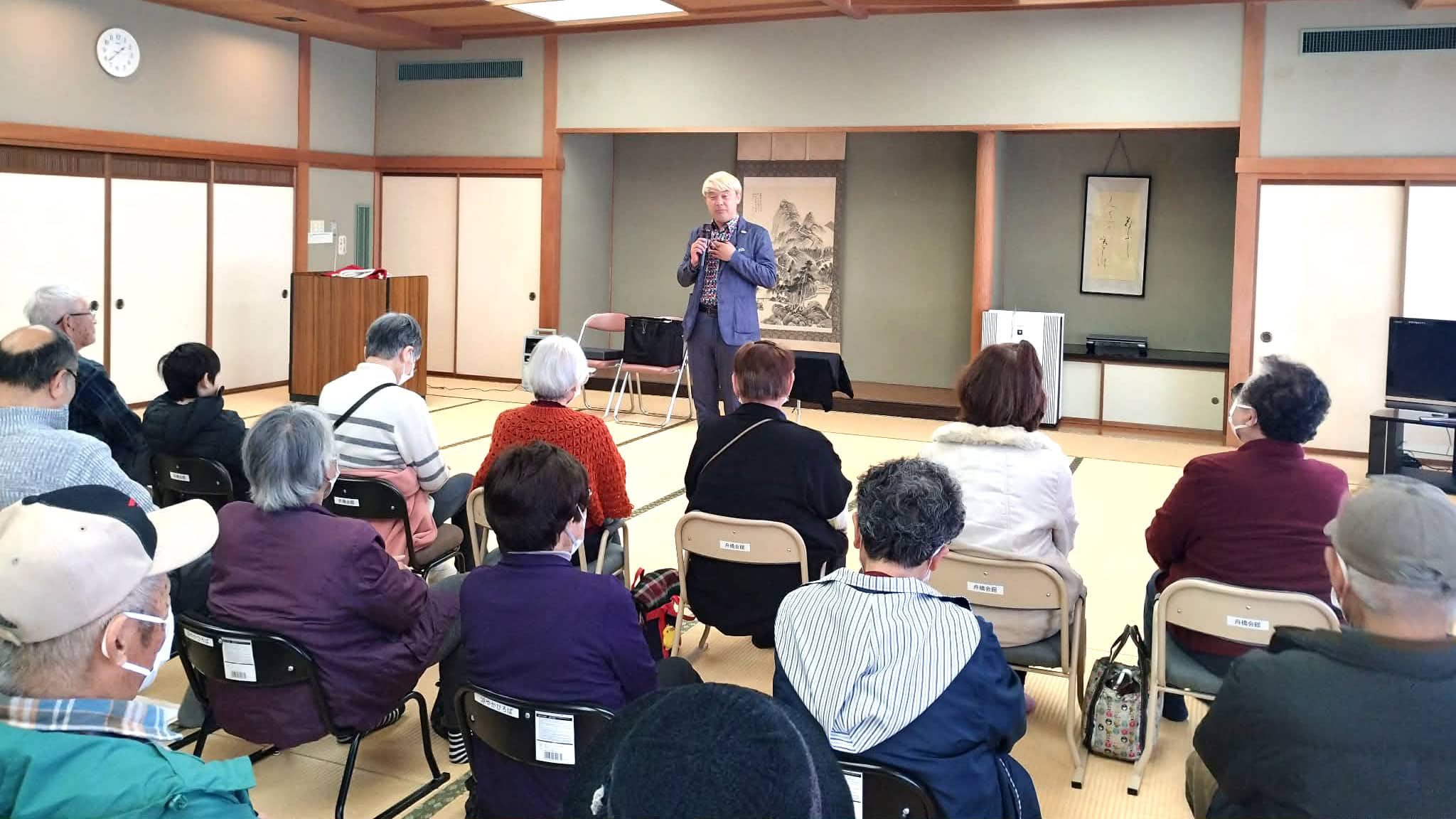 【2026年版】出張マジシャンの料金はいくら?シーン別・規模別の費用相場をプロが本音で解説 8 舟橋村会館のステージで倫理法人会経営者向けマジック講演を披露するプロマジシャン・コンプレッサー