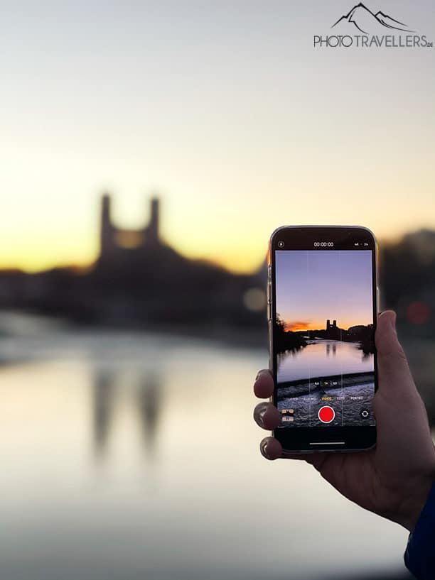 Das iPhone 12 Pro Max nimmt ein Video bei Dämmerung auf
