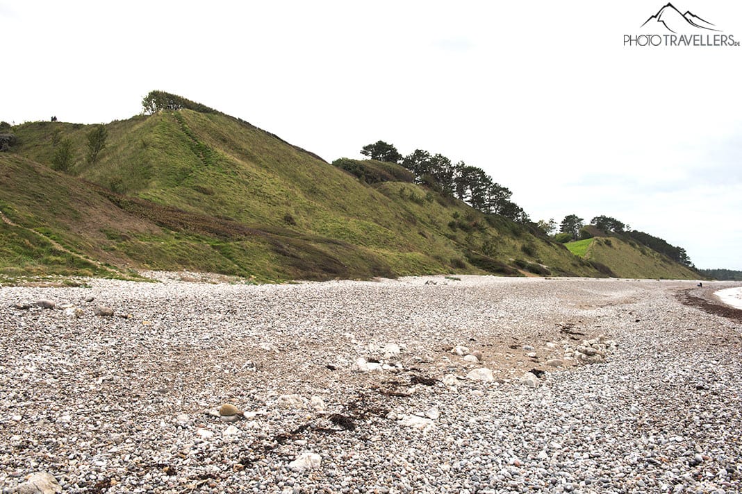 Der Klintebjerg mit dem Strand im Vordergrund