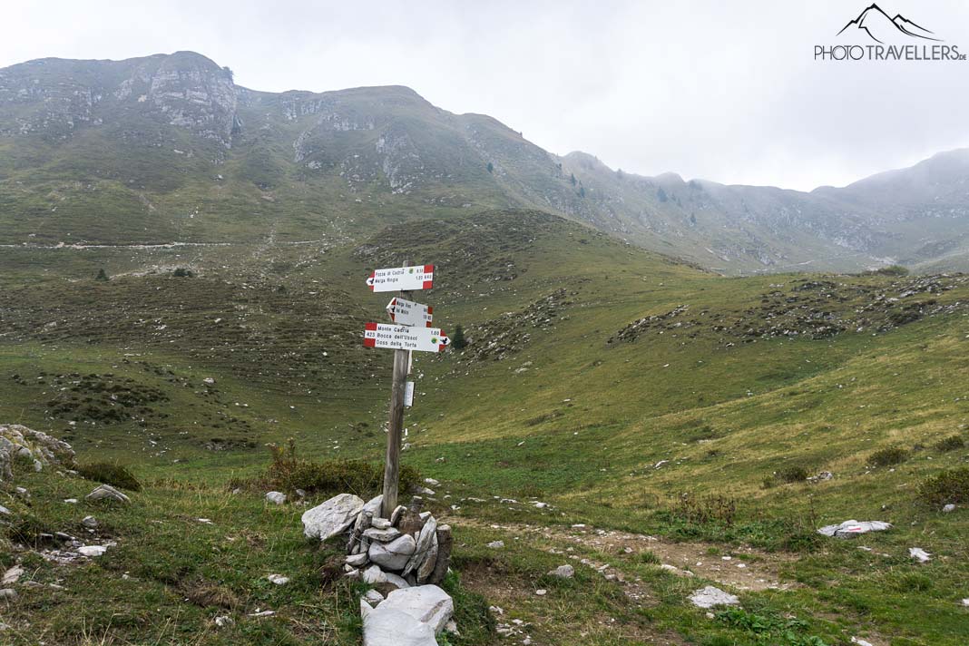 Ein Wegweiser zum Monte Cadria in der Landschaft