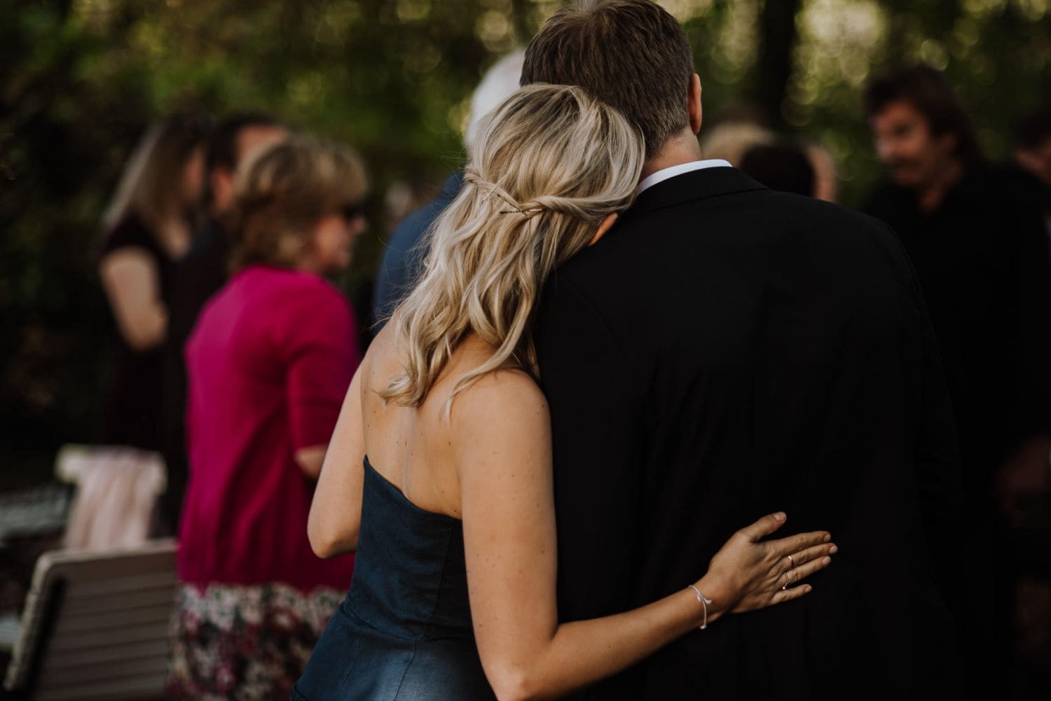 Braut und Bräutigam umarmen sich nach der standesamtlichen Trauung in Düsseldorf – Hochzeitsfotografin NRW.