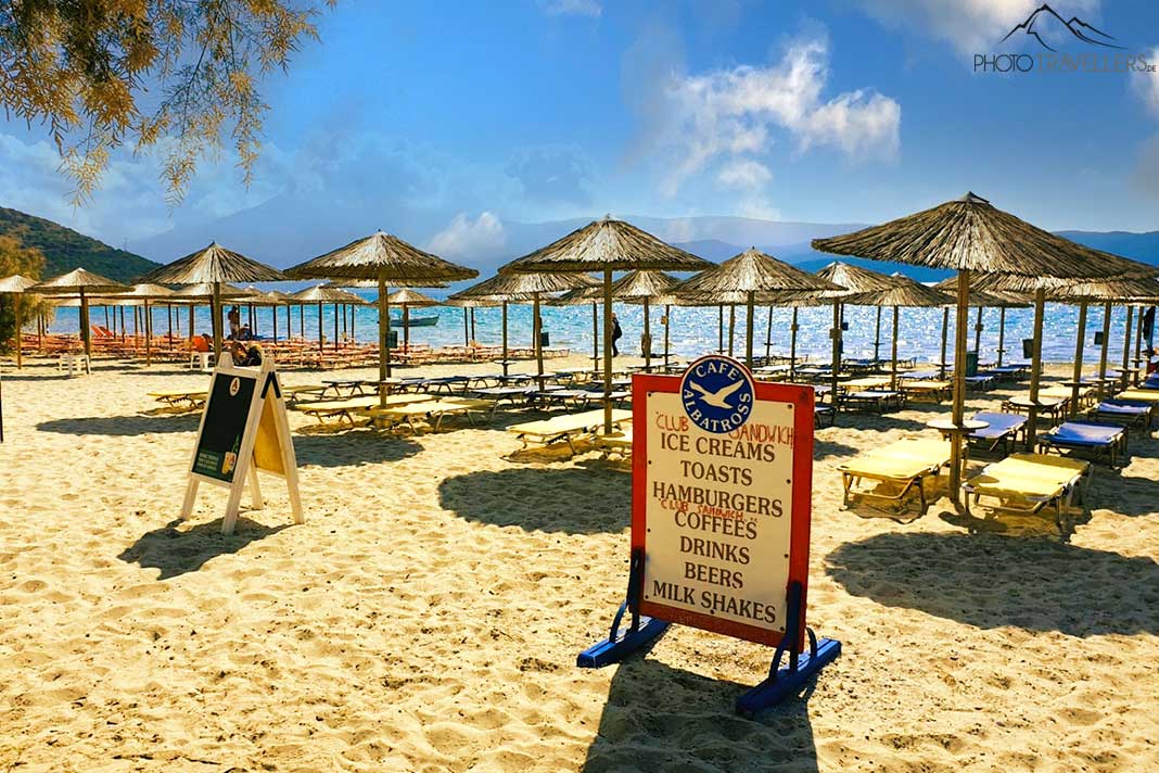 Sonnenschirme und Strandliegen stehen eng zusammen am leeren Strand von Psili Ammos