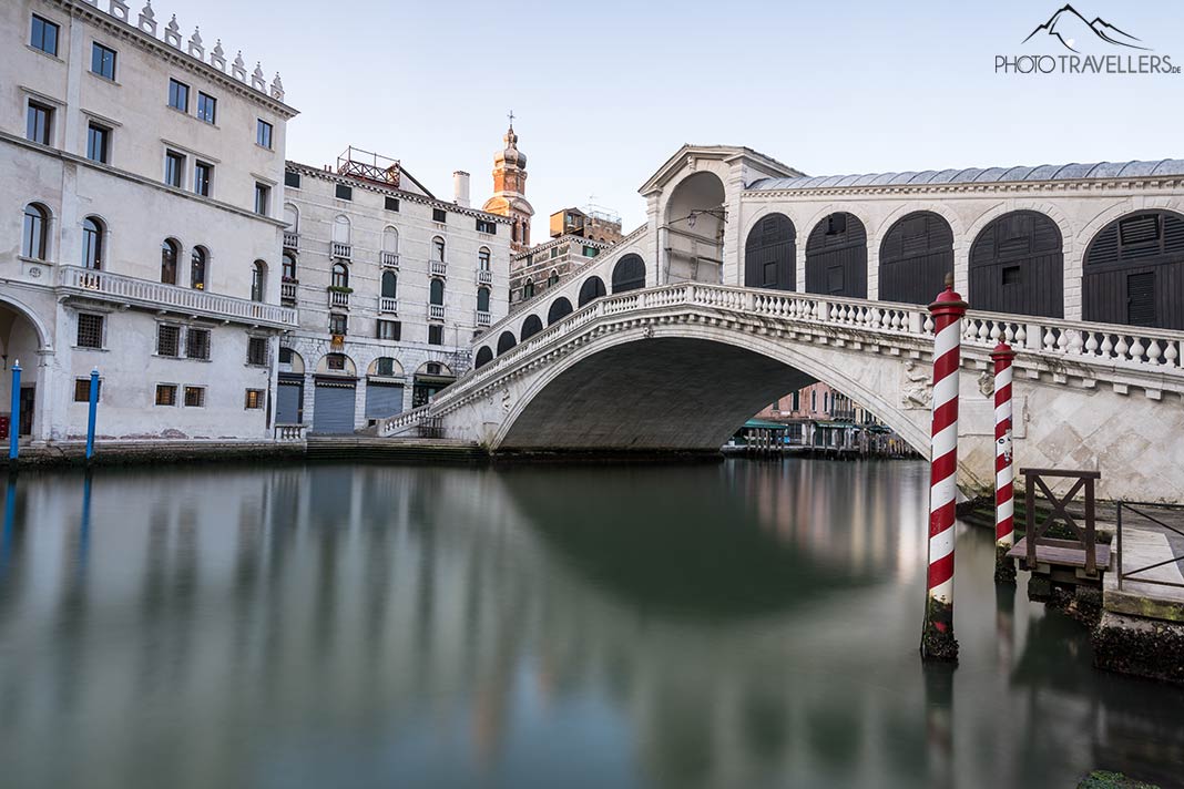 Die Rialtobrücke in Venedig am Morgen noch ganz ohne Menschen