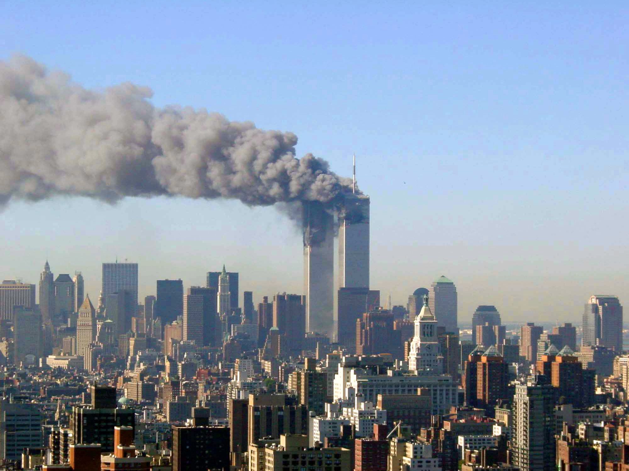 Die beiden Türme des World Trade Centers kurz nach dem Einschlag der Flugzeuge