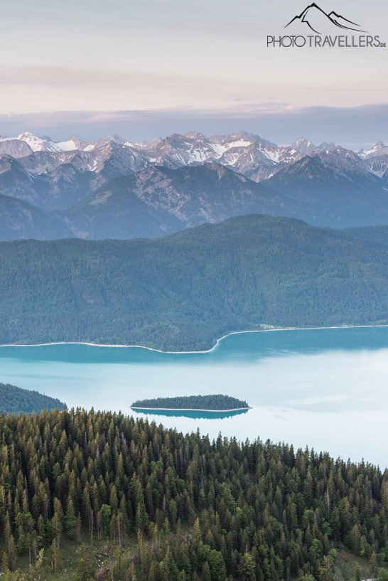 Der Blick vom Jochberg auf den Walchensee mit den Alpen dahinter