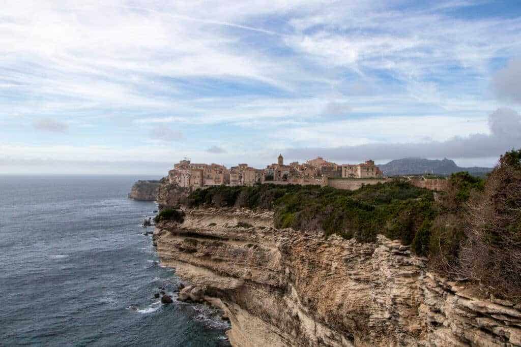 Reiseziele im Herbst, herbst - Reiseziele im Januar Klippenstadt Bonifacio mit Meerblick - Korsika Rundreise, Reiseziele im Januar