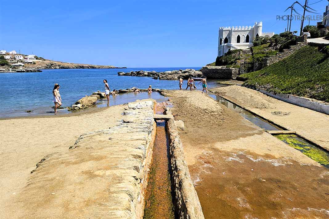 Über zwei schmale Rinnen fließt das Heilwasser in ein Becken am Strand von Loutra