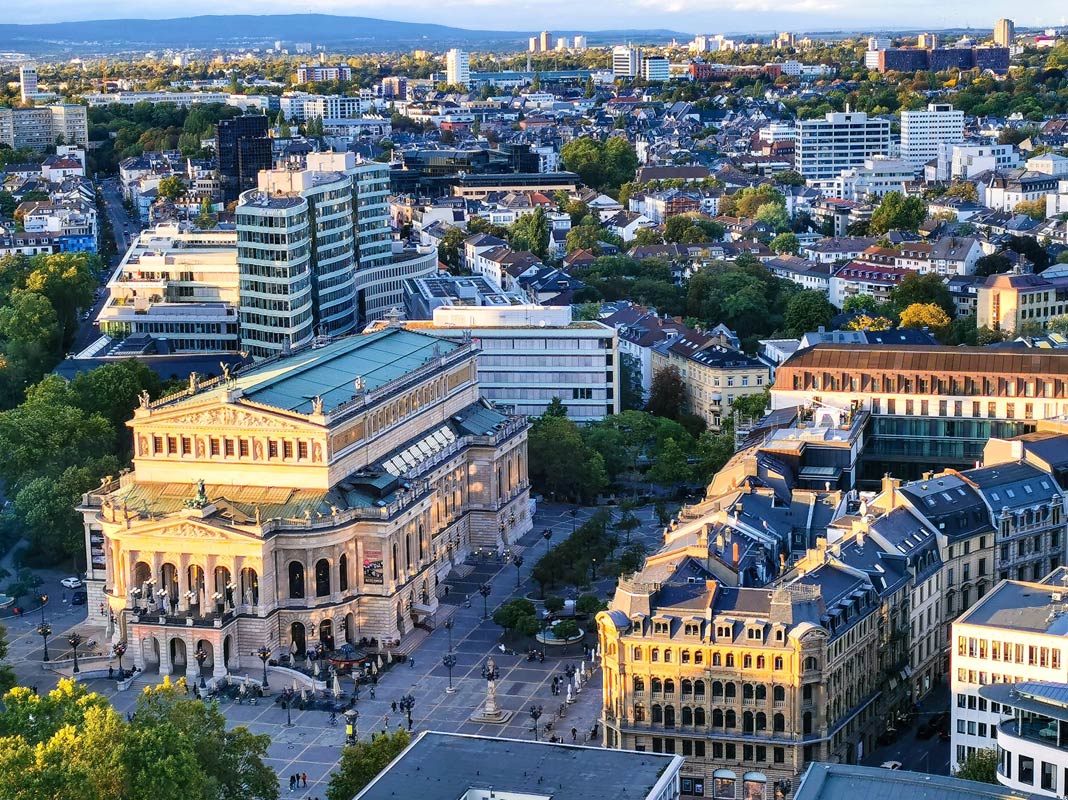 Die Alte Frankfurter Oper im Abendlicht