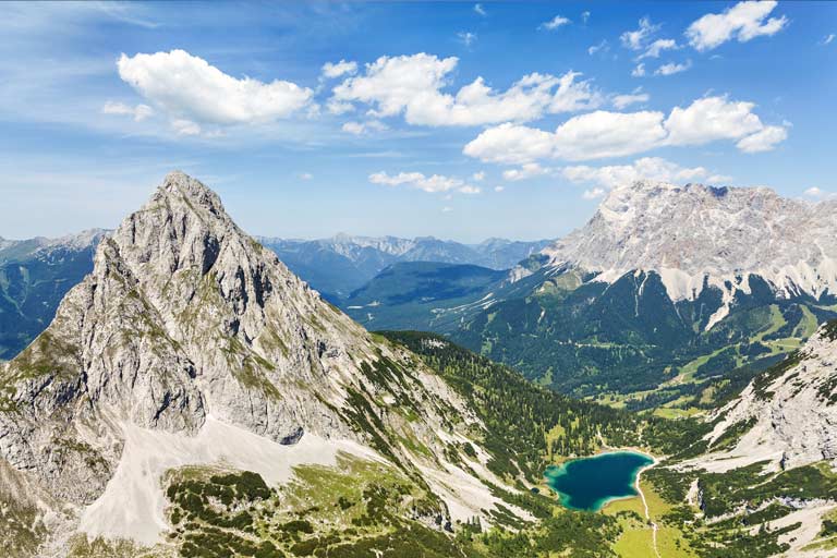 startseite-oesterreich-sehenswuerdigkeiten Blick auf Seebensee und Zugspitze, Österreich