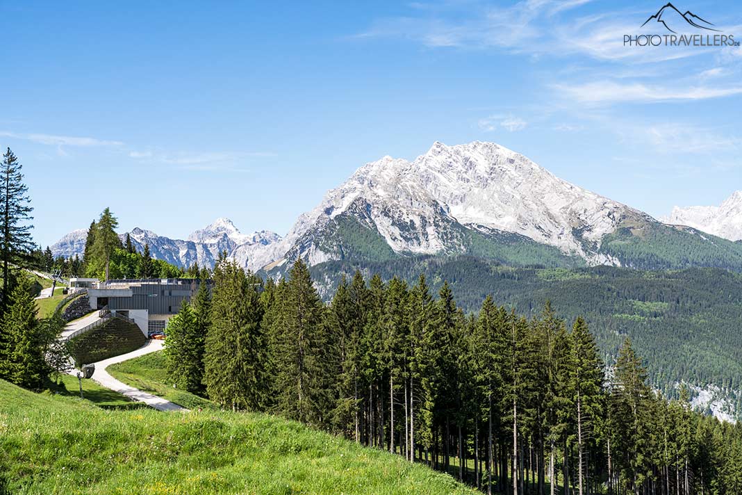Die Mittelstation der Jennerbahn, dahinter der Watzmann