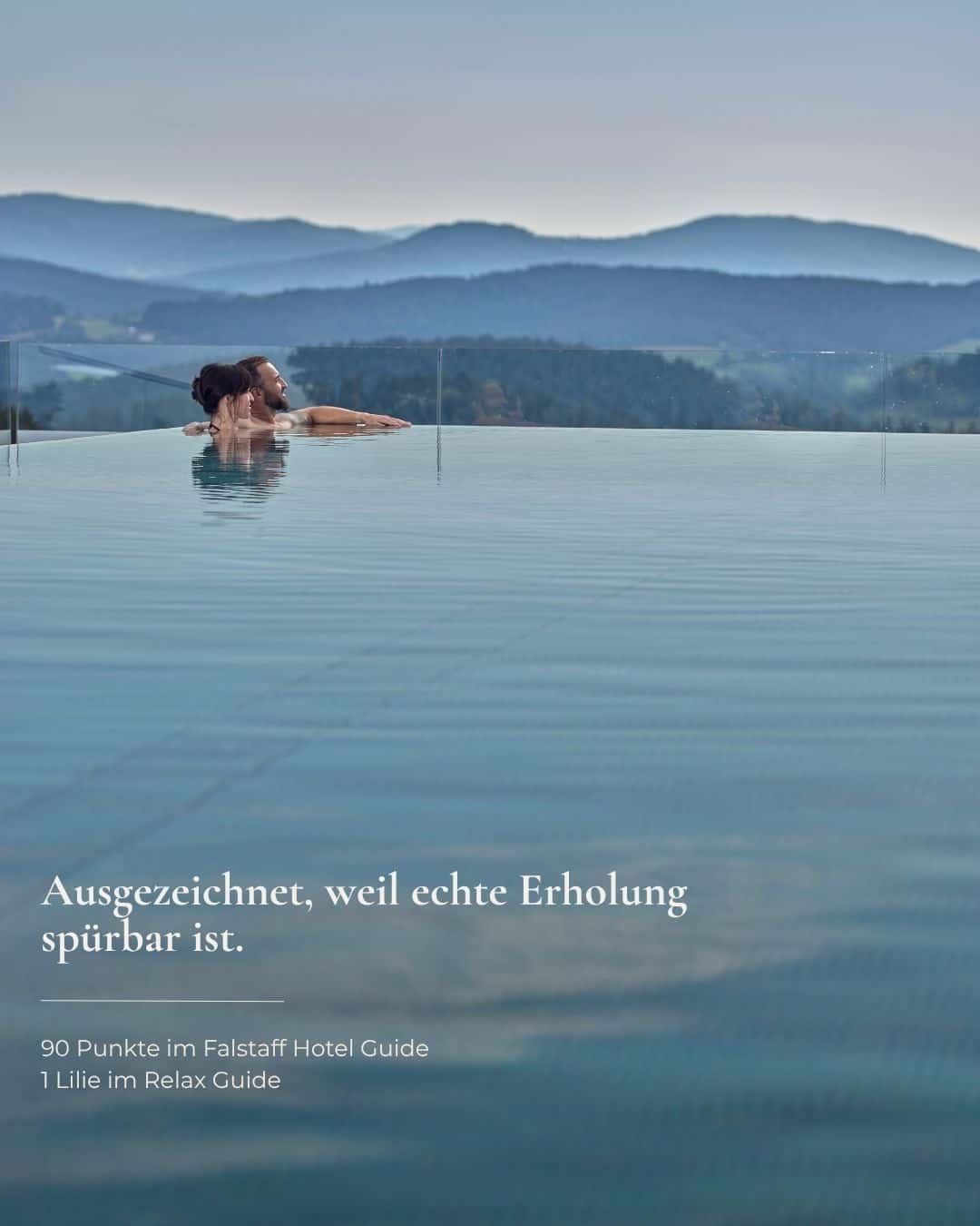 Paar im Aussenpool genießt das Panorama Tilte: Unser Wellnesshotel wurde erneut vom Relax Guide und von Falstaff ausgezeichnet