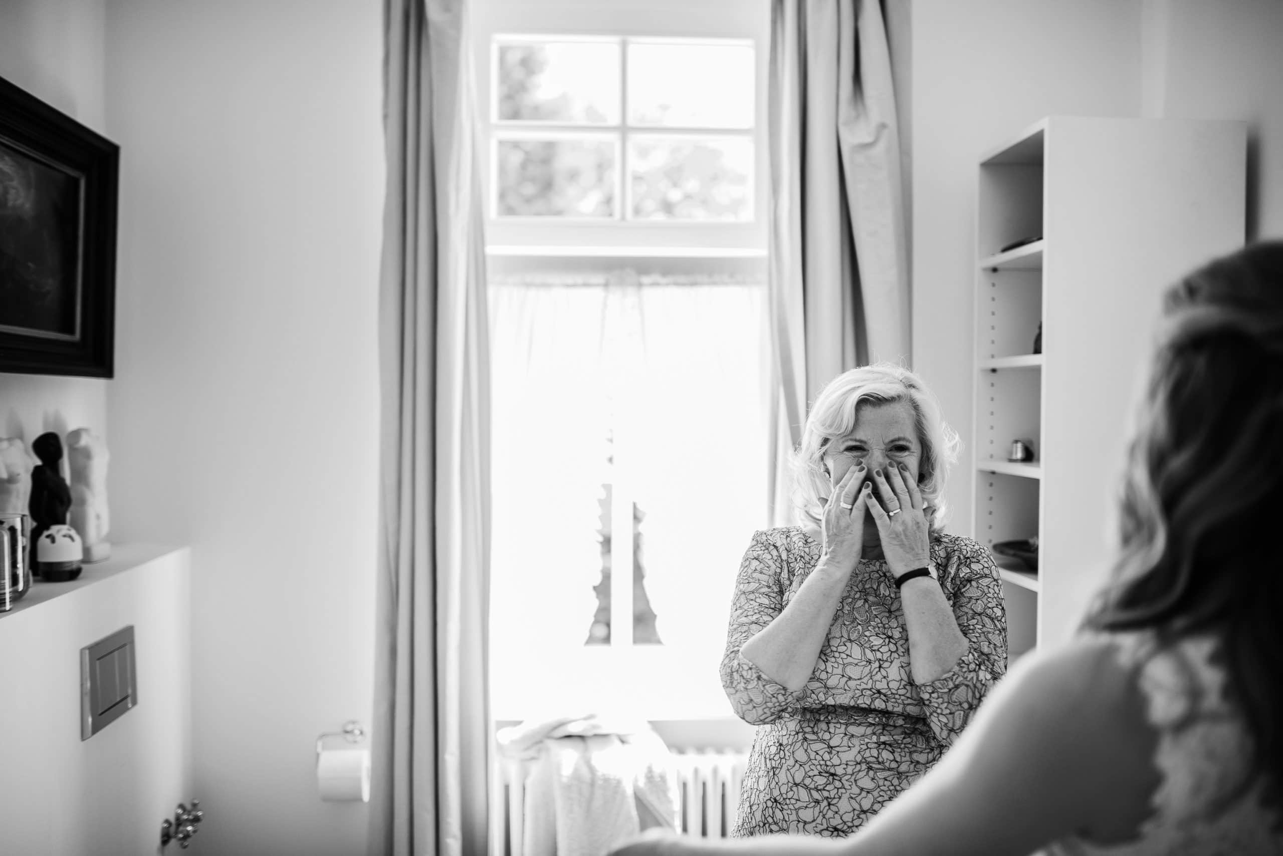 Emotionale Reaktion der Brautmutter beim Ankleiden – festgehalten von Hochzeitsfotografin Bonn Rührender Moment mit Brautmutter beim Getting Ready für die Hochzeit auf Schloss Föhren – Hochzeitsfotografin Bonn