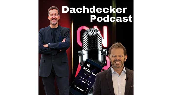 Großes Mikrofon, Smartphone mit Podcast-App und teilweise sichtbare Menschen vor einem Hintergrund mit der Aufschrift „ON AIR“.