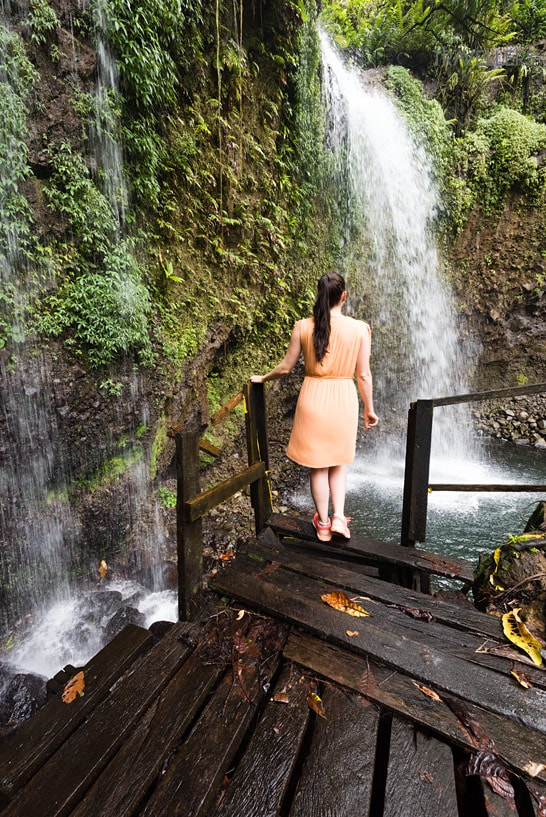 Reisebloggerin Biggi Bauer in einem Kleid auf der Plattform vor den Sultan Falls auf Dominica