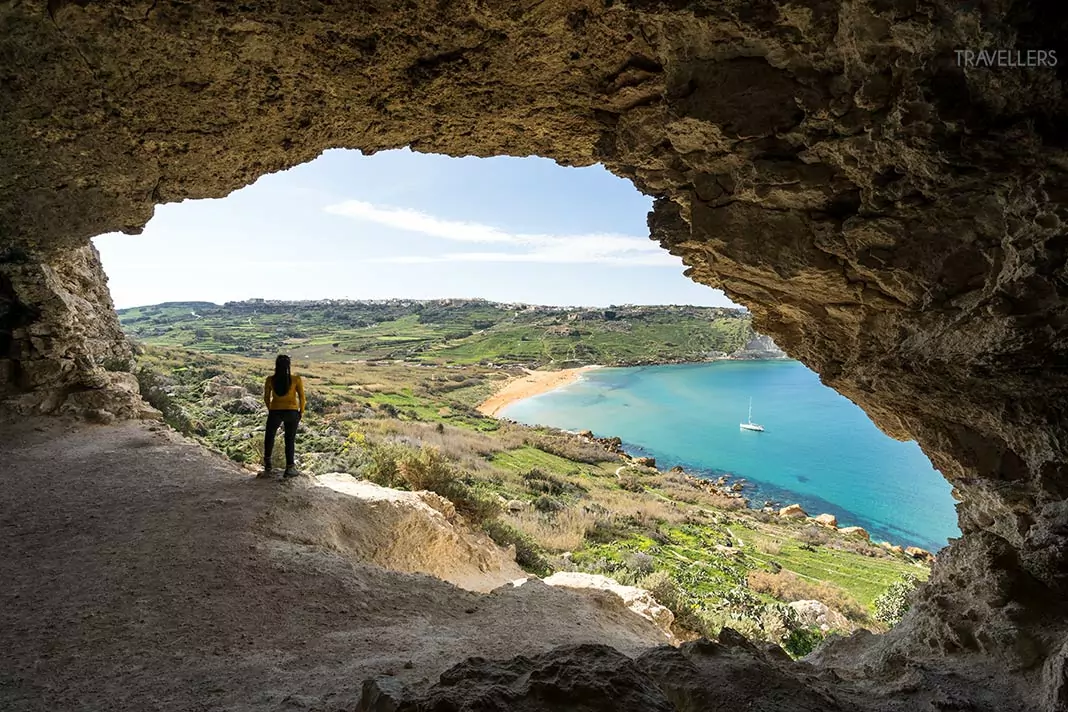 Reisebloggerin Biggi Bauer in der Tal Mixta Cave auf Gozo mit Blick auf die Ramla Bay