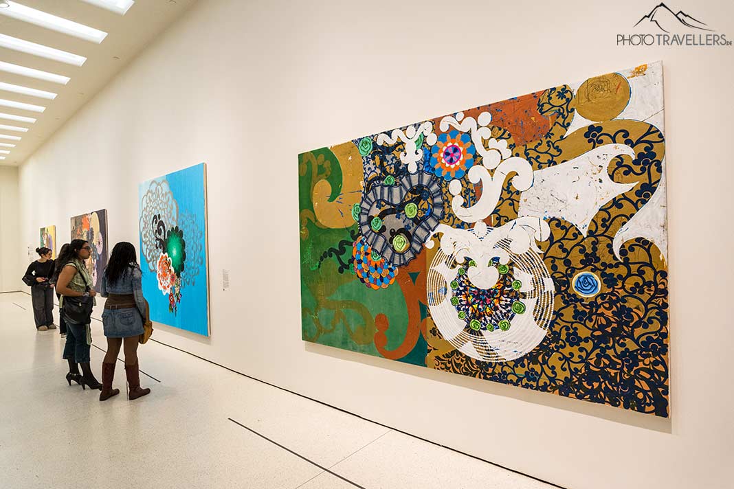 Besucherinnen bewundern Werke im Solomon R. Guggenheim Museum in New York