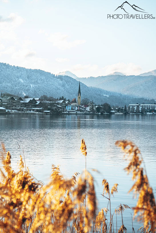 Der berühmte Malerwinkel am Tegernsee mit Blick auf die Kirche Kirche St. Laurentius in Egern