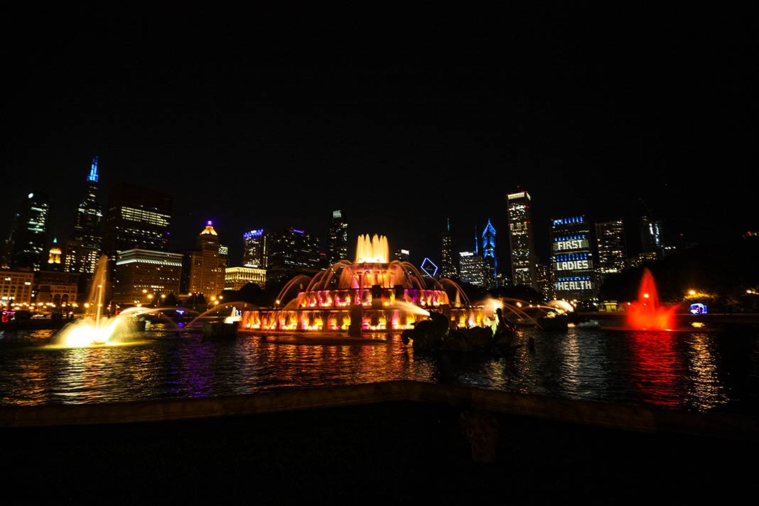Der Buckingham-Brunnen im Grant Park bei Nacht