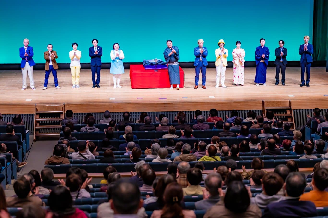 高岡で大笑い!とやま名人劇場2025出演レポート&アレマー玉井さんに感謝! 1 富山名人劇場フィナーレで出演者全員がステージにたっています