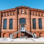 Ein Foto der Gebläsehalle von außen.