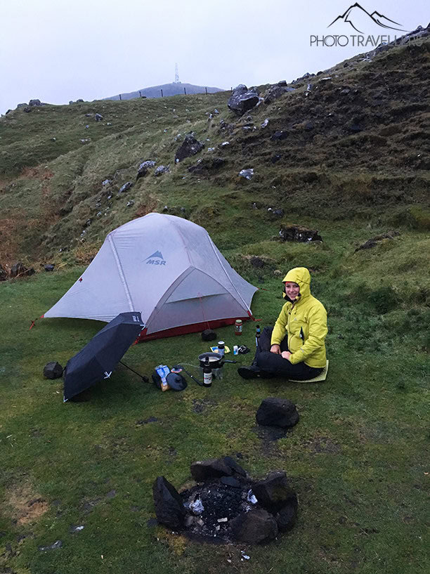 Biggi vor dem Zelt in Schottland