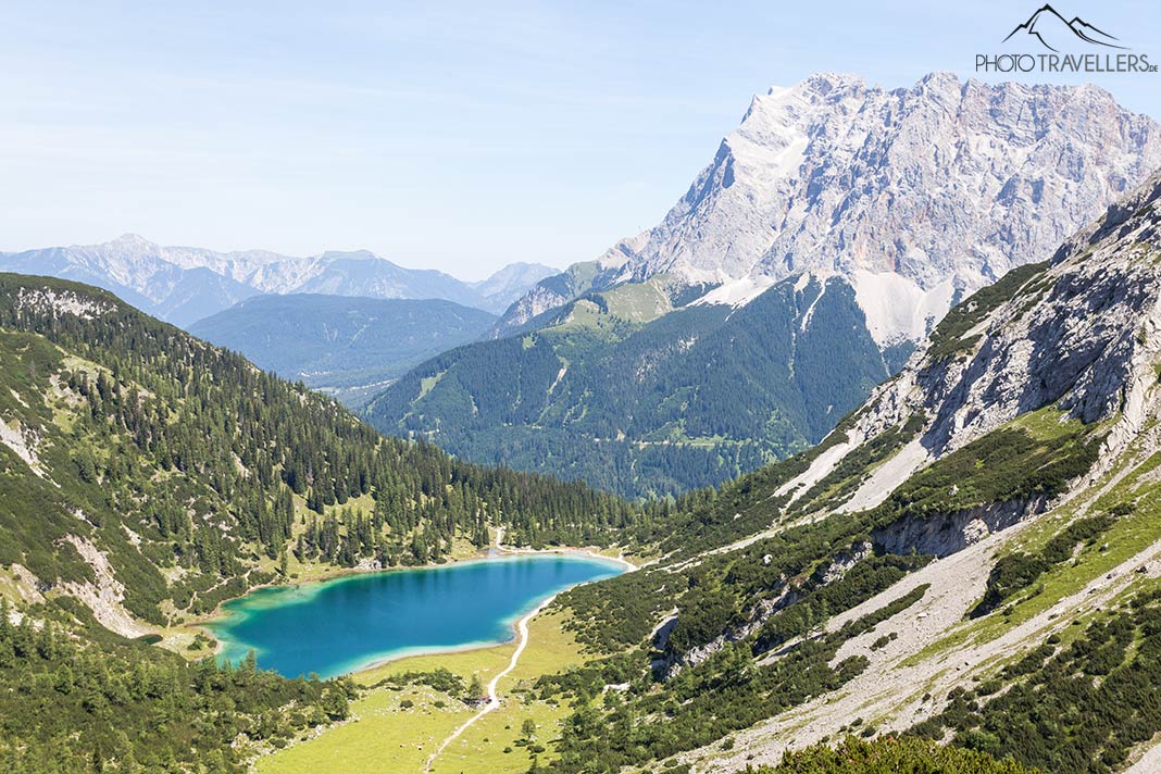 Der Blick von oben auf den Seebensee mit der Zugspitze