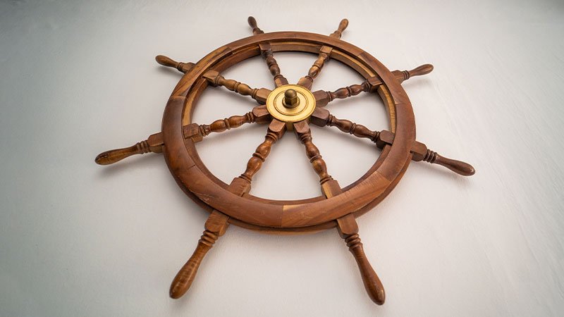 Dieses Bild zeigt ein Lenkrad eines Schiffes